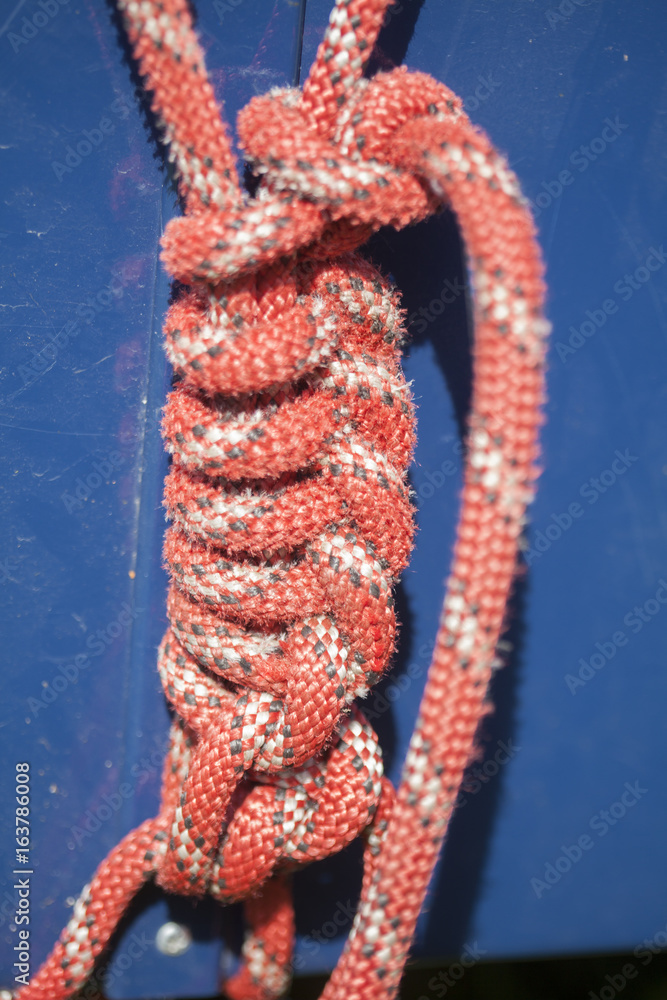 rot-weisses Seil  mit Knoten