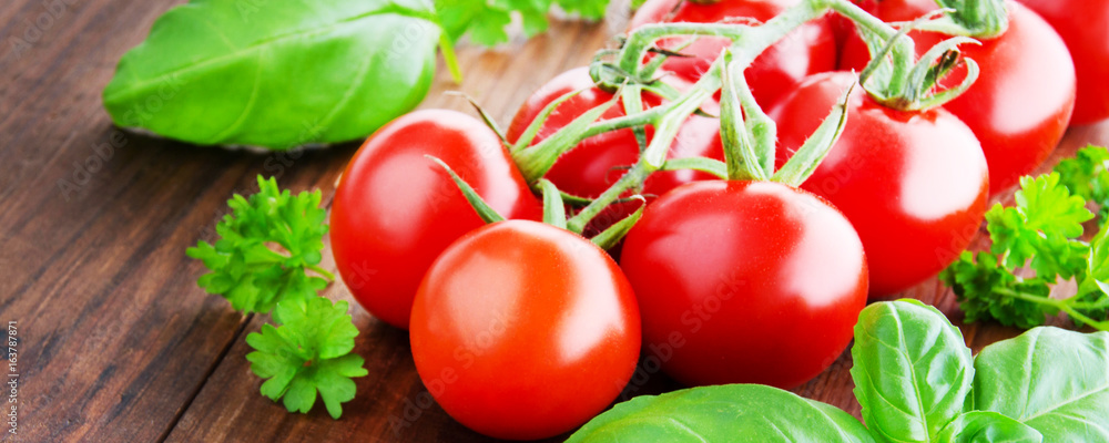 Εκτύπωση καμβά Tomaten auf Holz mit Basilikum und Petersilie