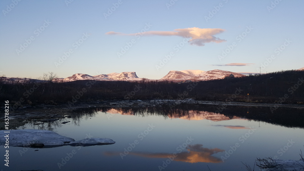 Obraz premium Midnight sun over the mountains in Abisko