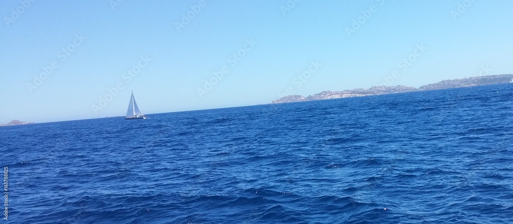 Obraz premium Palau, la maddalena, sardaigne, italie, mer, méditerrannée, vague, montagne, bateau, crique, paysage, ciel, voilier,