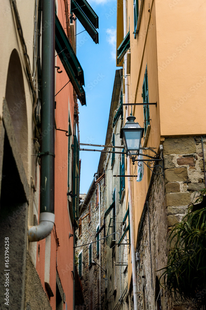 Enge Gasse mit Strassenlaterne in Corniglia, Cinque Terre, Liguria, Italien