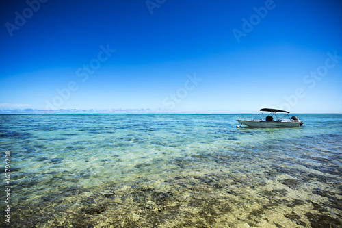lagon de rêve en polynésie avec bateau typique 