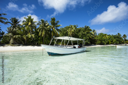 bateau dans un lagon en polynésie