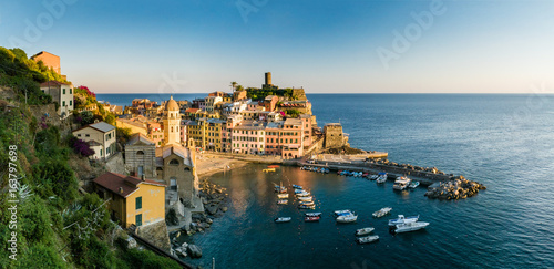 Sonnenuntergang über dem malerischen Hafen von Vernazza, Cinque Terre, Liguria, Italien