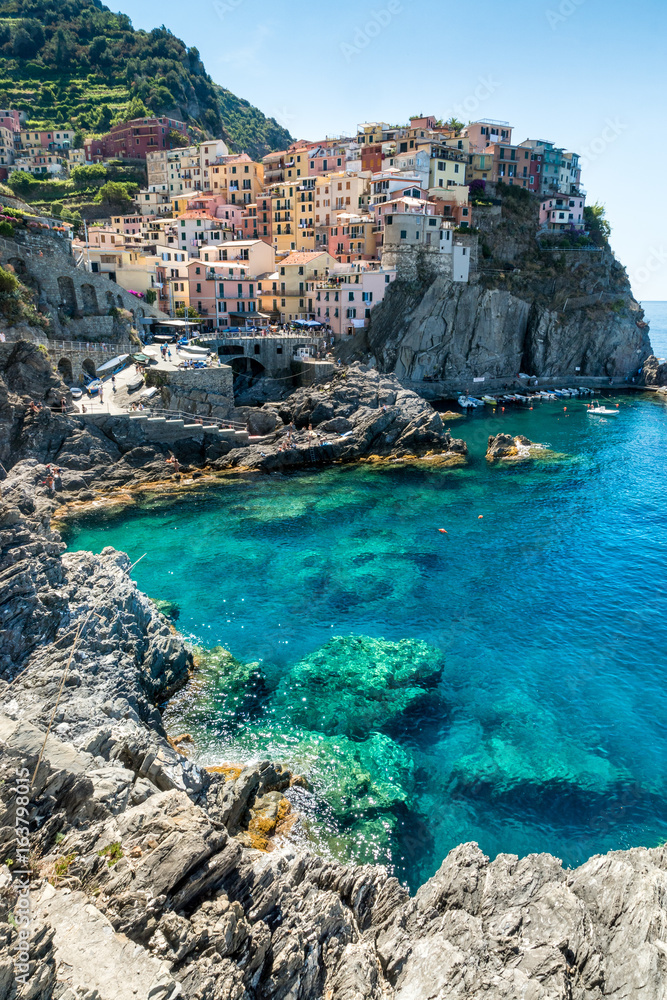 Dorf auf Klippen in Manarola, Cinque Terre, Liguria, Italien