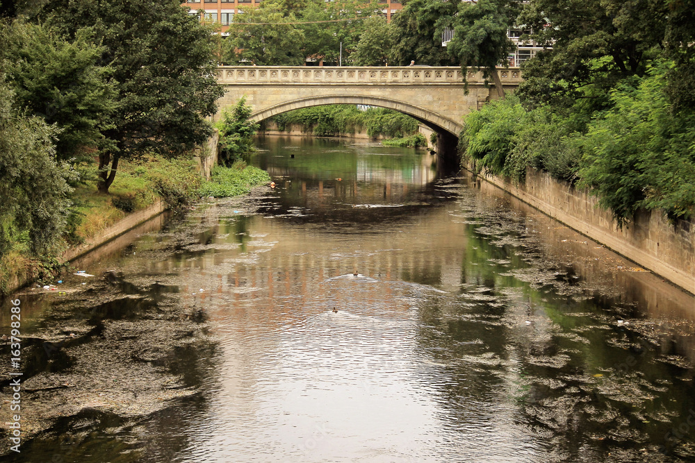 Alte Brücke mit ihrem Fluss Alte Brücke mit ihrem Fluss