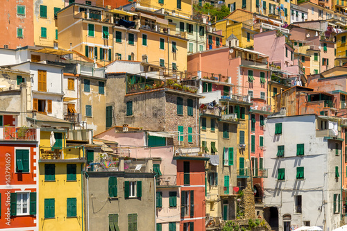 Farbenfrohe Häuser von Riomaggiore, Cinque Terre, Liguria, Italien © schame87