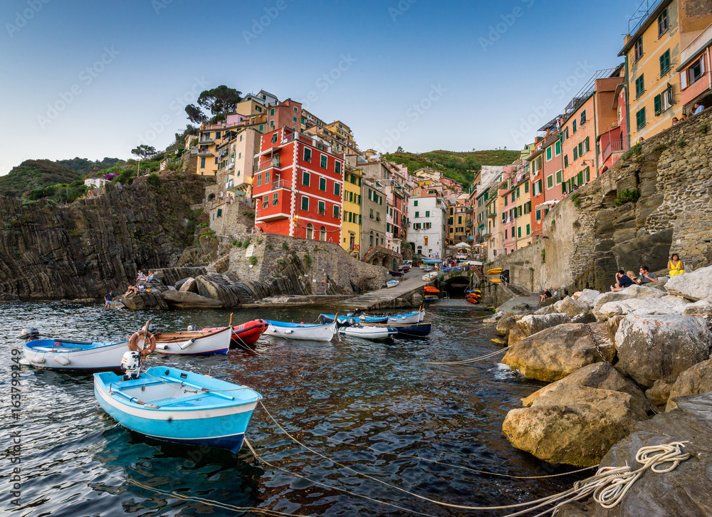 Abendstimmung über dem malerischen Hafen von Riomaggiore, Cinque Terre, Liguria, Italien
