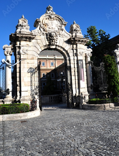 Prunkvolles Habsburger Tor am Burgpalast  photo