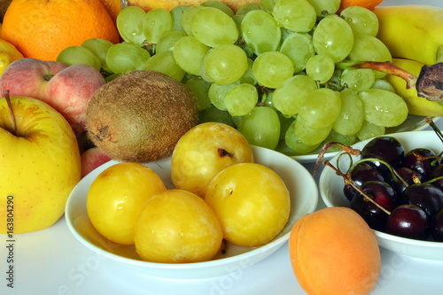 frutta fresca di vario tipo, closeup, uva, banane, melone, ciliege, albicocca