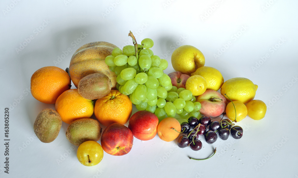 frutta fresca di vario tipo, closeup, uva, banane, melone, ciliege, albicocca frutta fresca di vario tipo, closeup, uva, banane, melone, ciliege, albicocca