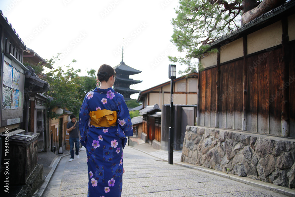 Fototapeta premium beautiful Japanese woman kimono in kyoto