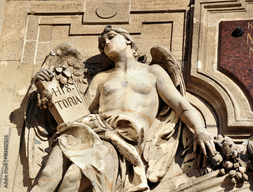 Skulptur am Löwentor des Burgpalastes photo