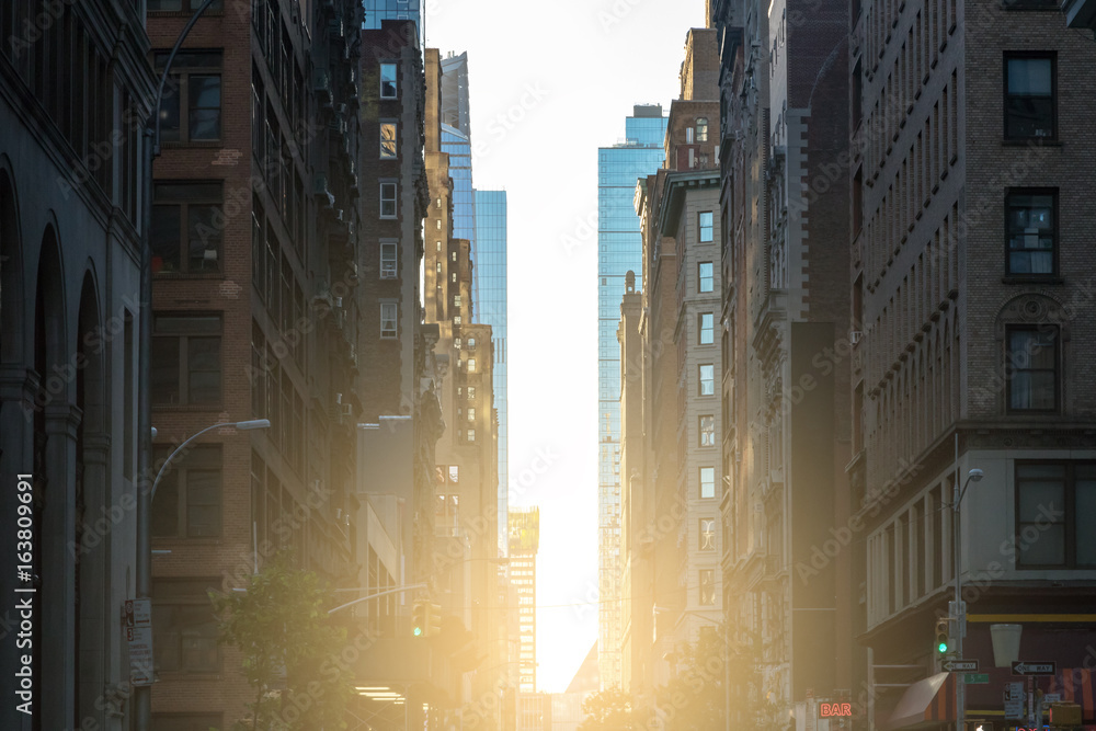 Fototapeta premium Sunlight shines down the crowded streets of New York City