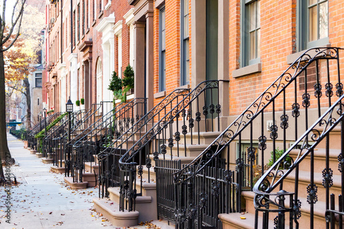 Obraz na płótnie Row of old historic brownstone buildings in the Greenwich Village neighborhood of Manhattan, New York City NYC w salonie