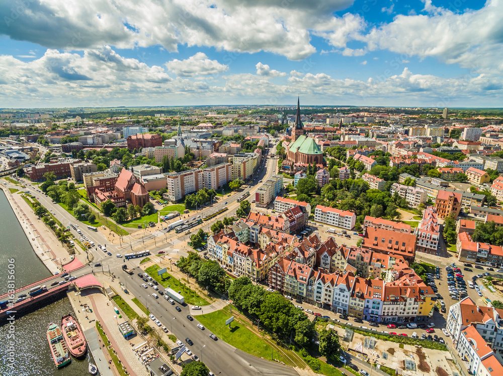 Szczecin stare miasto widziane z lotu ptaka. Krajobraz Szczecina z katedrą i rzeką Odrą.