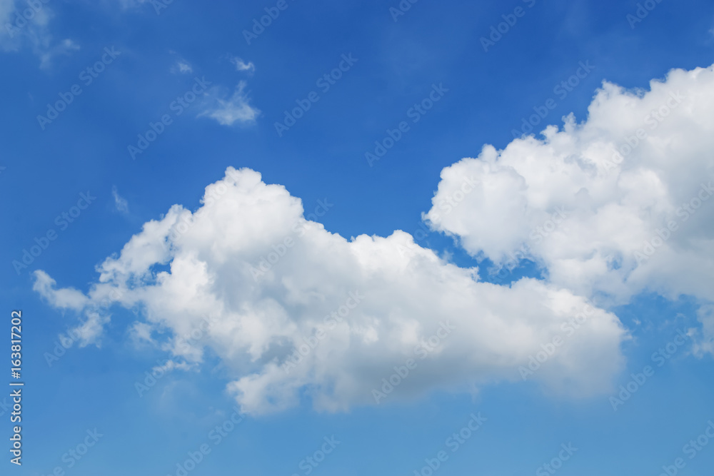 The clear sky and cool wind blew a cloud formation sunlight. The clear sky and cool wind blew a cloud formation sunlight.