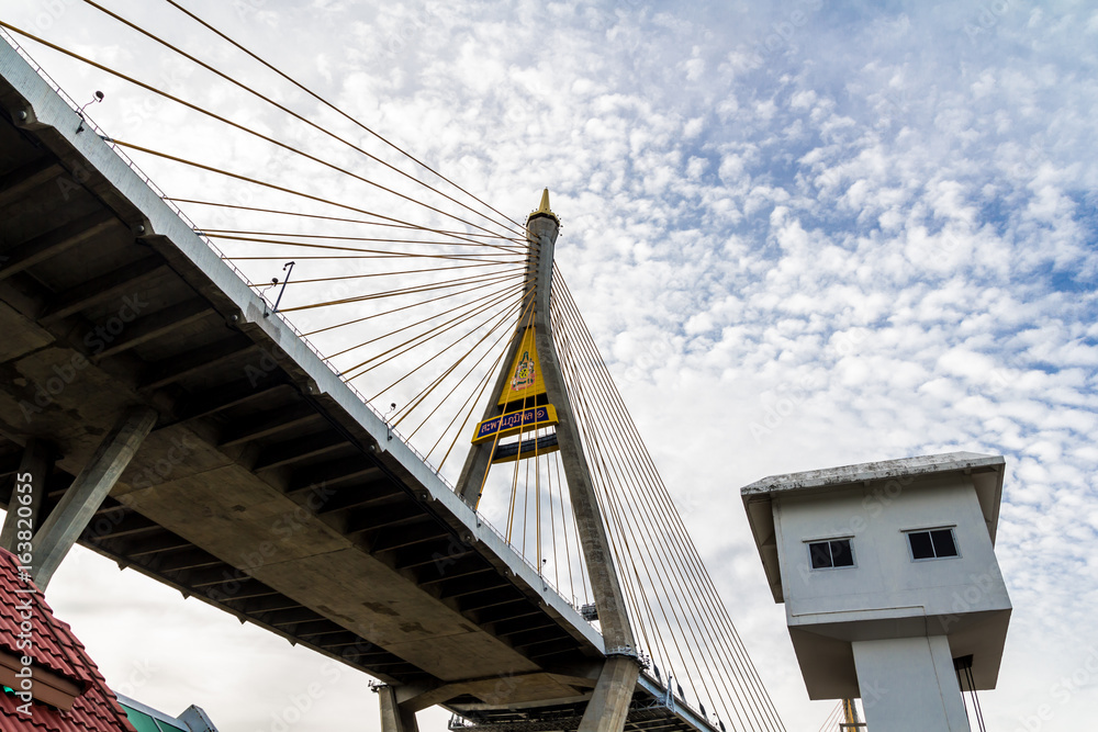 Obraz premium Bhumibol' bridge sunset at Bangkok Thailand , Foreign text on the bridge is the name