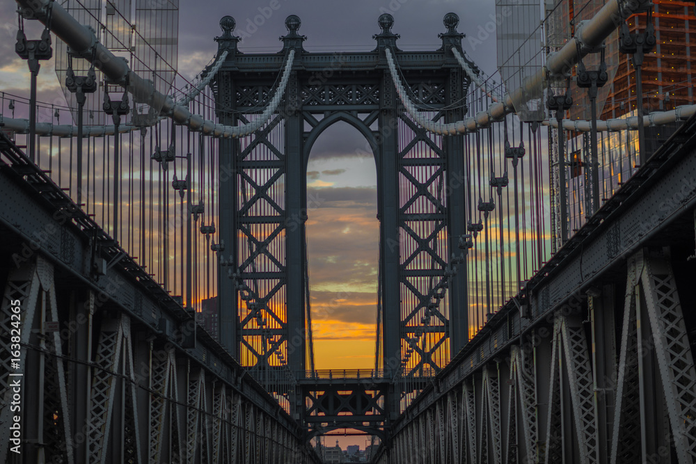 Fototapeta premium Sunset on Manhattan Bridge