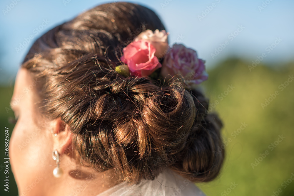 Naklejka premium Young beautiful bride in nature