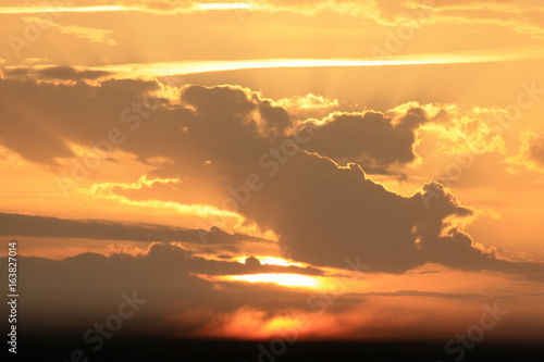 Fototapeta Naklejka Na Ścianę i Meble -  lever, soleil, nuages, jaune, ciel