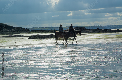 zwei Reiter auf Pferden am Strand