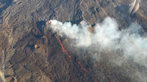 Piton de la Fournaise en éruption photo