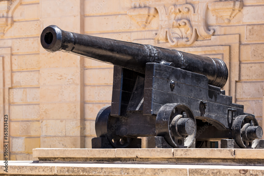 Kanone vor dem Parlamentsgebäude in Valletta