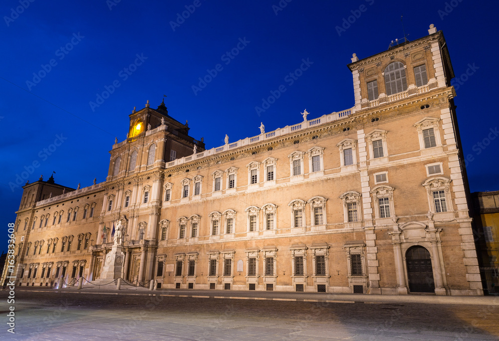 Palazzo Ducale Modena Emilia Romagna Italien bei nacht