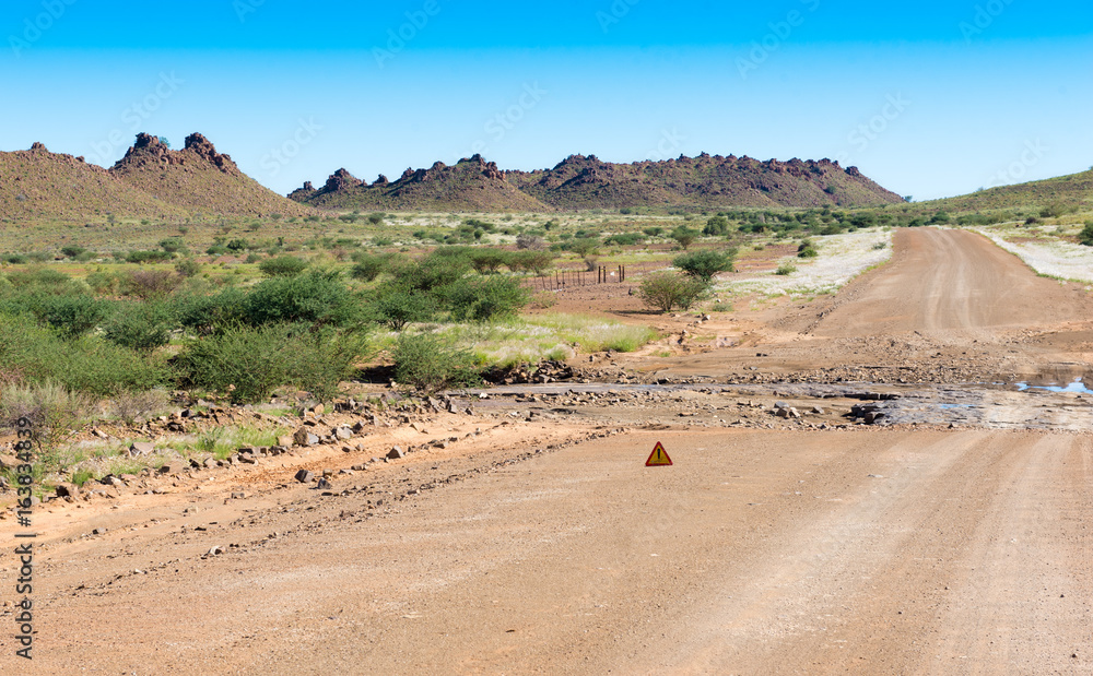 Straßenschäden durch Regen an einer namibischen Piste im Süden Namibias bei Karasburg