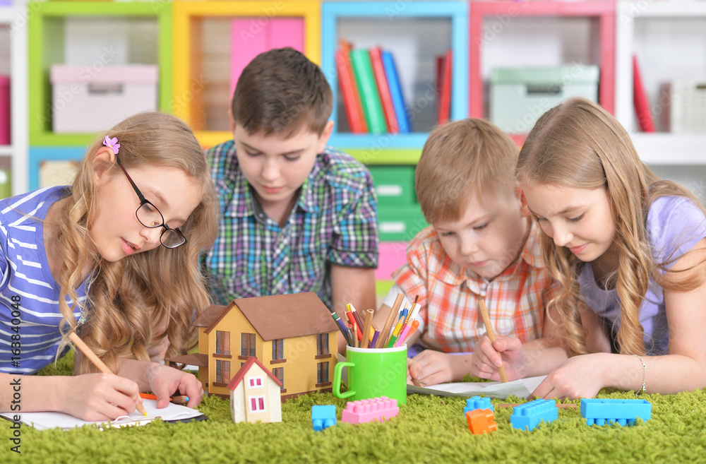Naklejka premium Group of children drawing with pencils