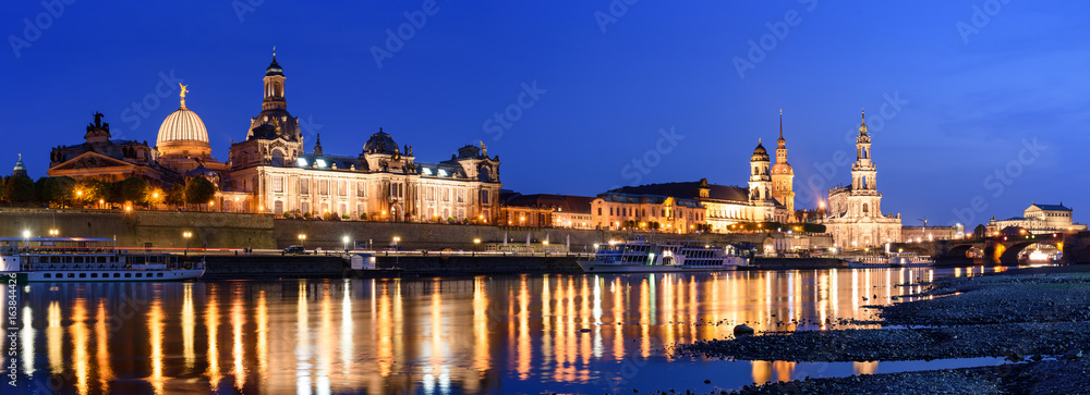 Obraz premium Altstadt Dresden in der Dämmerung