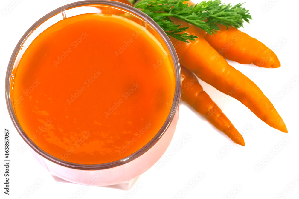 Rich, juicy carrot juice top with whole carrots Rich, juicy carrot juice top with whole carrots