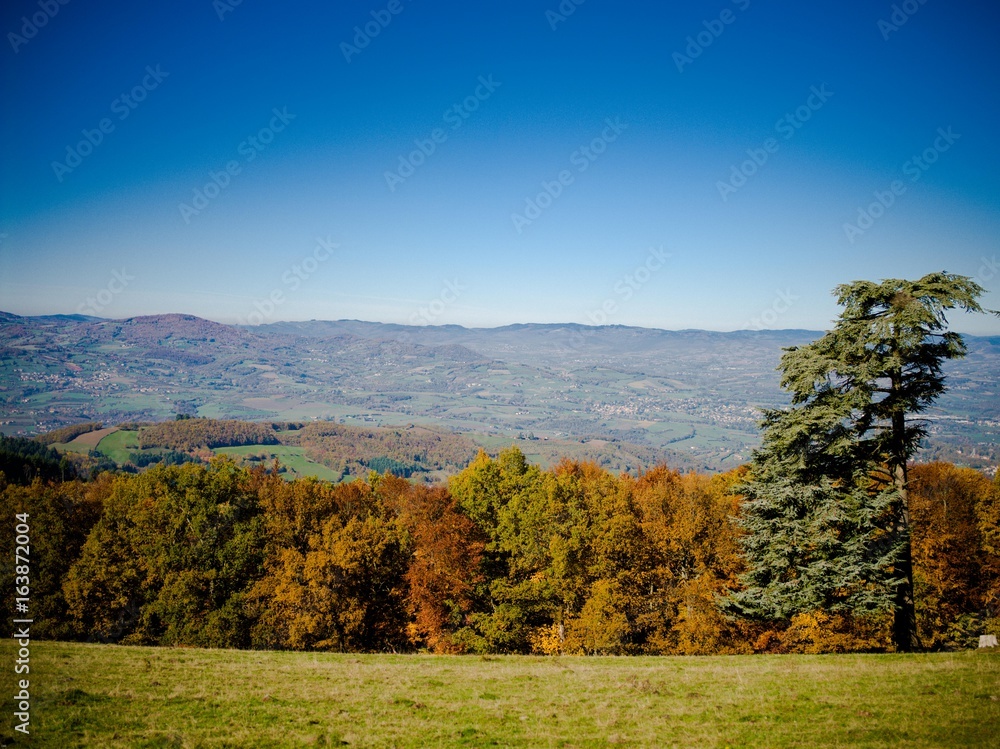 vue automnale des monts du lyonnais vue automnale des monts du lyonnais
