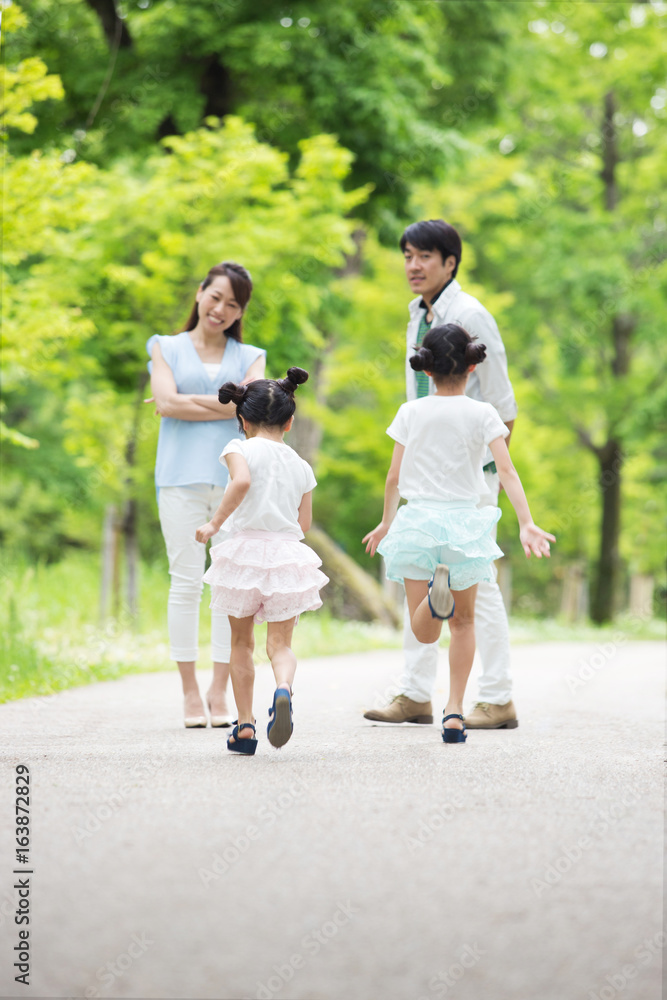 道を歩く家族 道を歩く家族