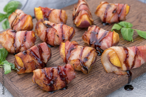 Fotografie Grilled bacon wrapped peach with balsamic vinegar