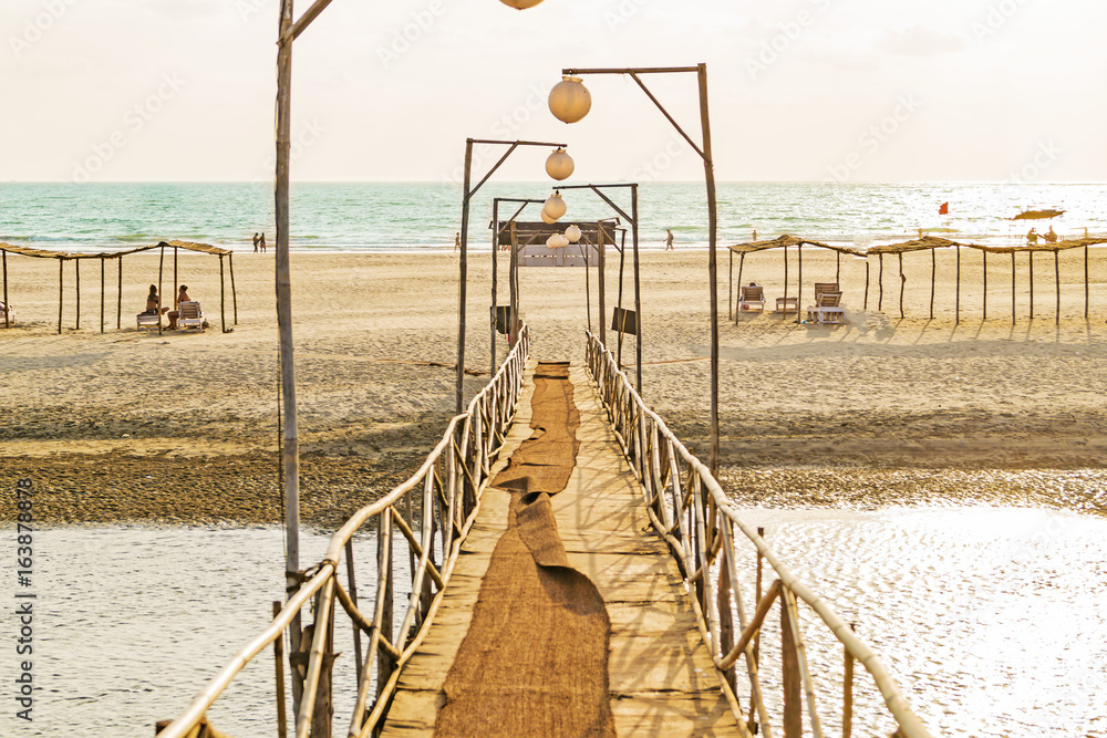 Naklejka premium Wooden pedestrian bridge to the sea.