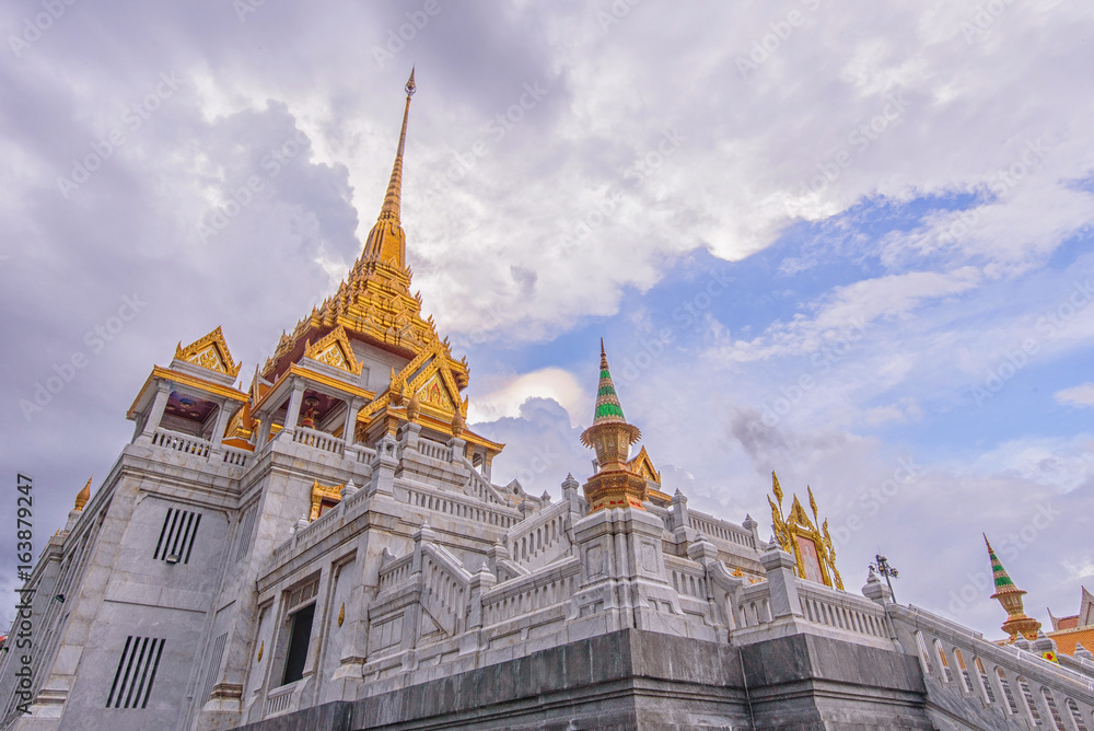 Fototapeta premium Wat Traimitr Withayaram with cloud storm on the sky