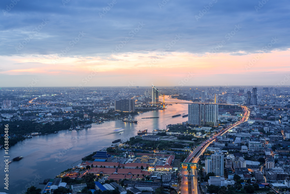 Obraz premium Sunset Scene of Chao Phraya river in Bangkok