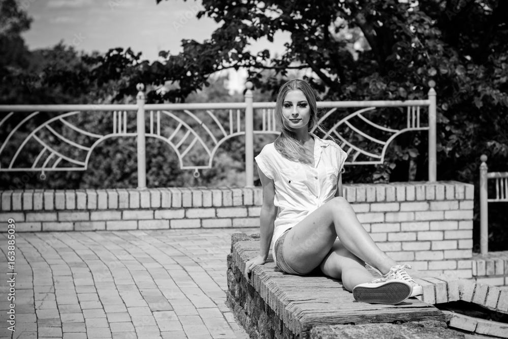 Beautiful casual fashion style Woman with blonde hair, Red lipstick . Portrait of young glamour girl with bright makeup. Beauty female face close in city park Beautiful casual fashion style Woman with blonde hair, Red lipstick . Portrait of young glamour girl with bright makeup. Beauty female face close in city park