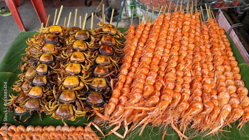Fototapeta premium Crab and shrimp in stick grill.