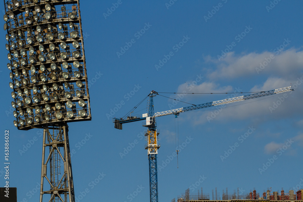 Fototapeta premium Budowa stadionu. Lekki panel i dźwig wieżowy