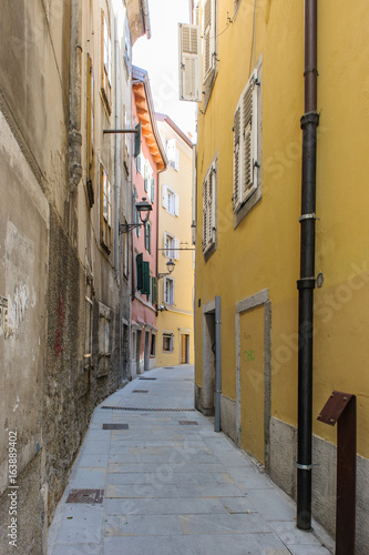 Fototapeta Naklejka Na Ścianę i Meble -  Trieste, vicolo caratteristico
