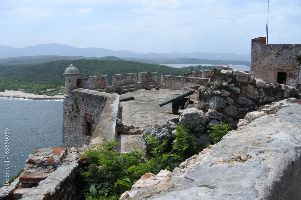 Bastion im Castillo de San Pedro de la Roca mit Bucht und Küste Bastion im Castillo de San Pedro de la Roca mit Bucht und Küste