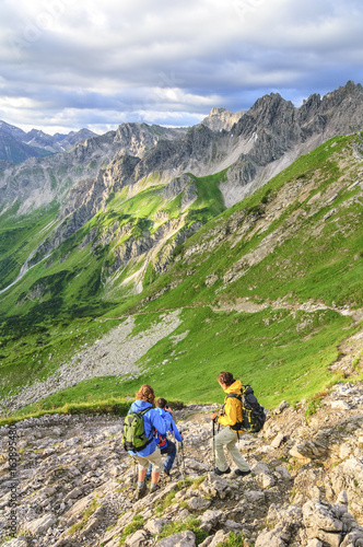 Wanderer beim Absteigen in den bayrisch-österreichischen Alpen