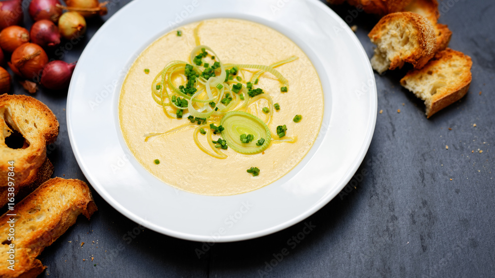 Gemüsecremsuppe mit Porree und weißbrot Gemüsecremsuppe mit Porree und weißbrot