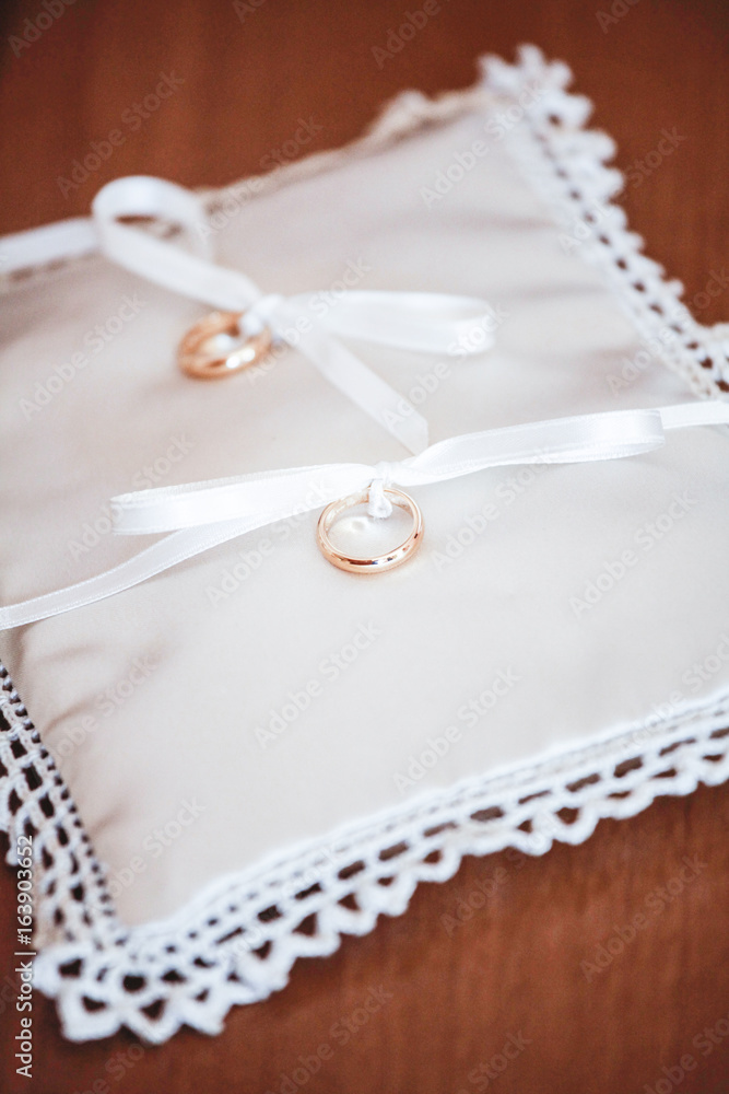 fedi matrimonio sopra cuscinetto bianco, sopra tavolo fedi matrimonio sopra cuscinetto bianco, sopra tavolo