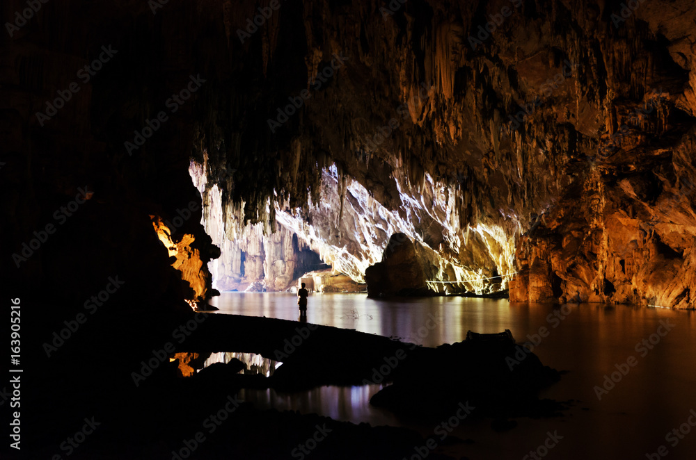 Cave in Mae Hong Son It is a tourist attraction in Thailand is beautiful and another one. Popular with tourists.
