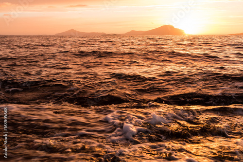 Wundersch  ner Sonnenuntergang am Atlantik in Norwegen