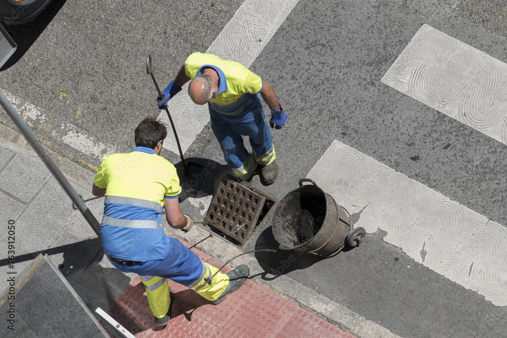 Fototapeta premium LIMPIADORES DE ALCANTARILLAS